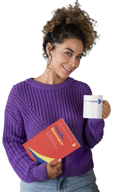Ung kvindelig studerende der læser et eksemplar af Studiebooster Ung kvindelig studerende der læser et eksemplar af Studiebooster